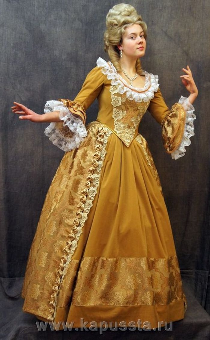 Платье жёлтое бархатное с кружевом